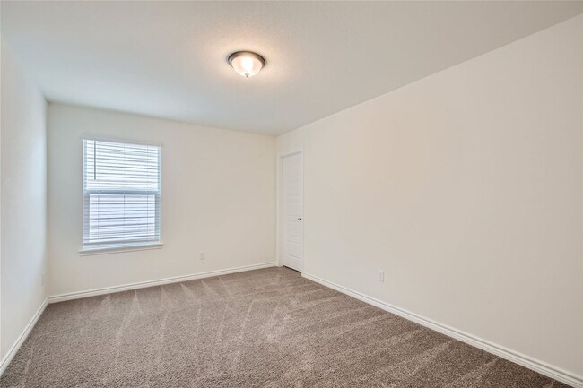 Building Photo - 4 bedrooms, loft, office, open floor plan ...