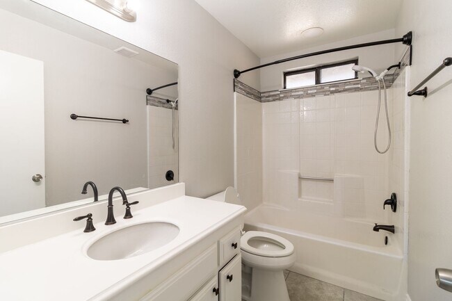 Building Photo - Beautiful 3/2 Apple Valley Home