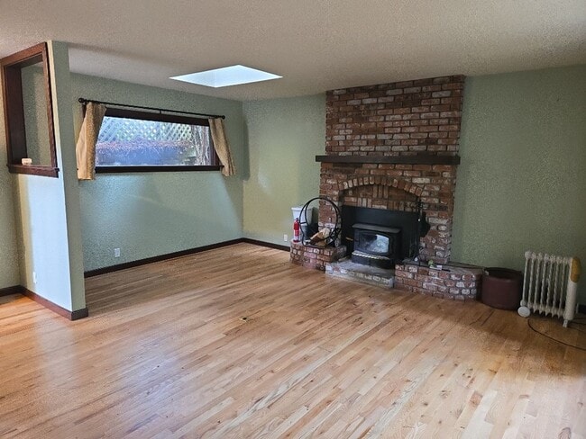 Building Photo - Pet Friendly! Redwood views! 3-bedroom hom...
