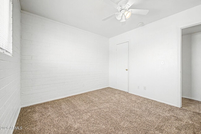 Building Photo - 1319 W Tulip Pl