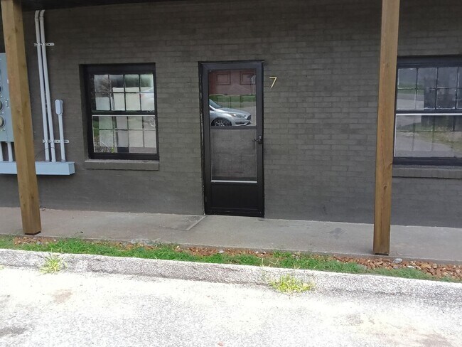 Building Photo - 904 Coldwater Rd