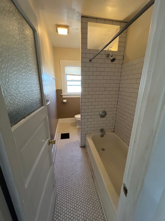 Building Photo - 2 bedroom Apartment Near German Village