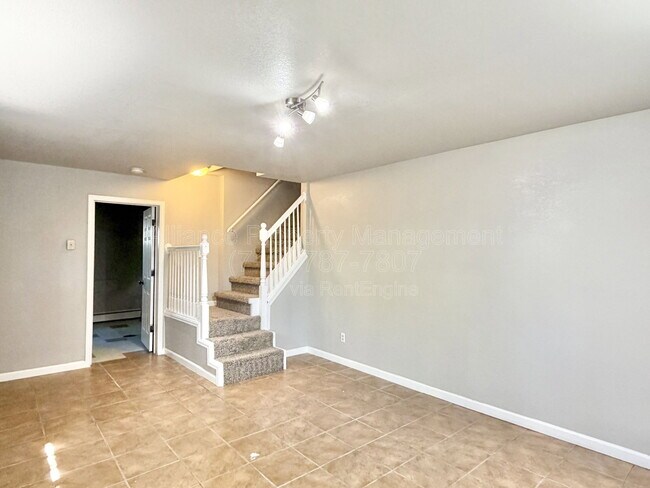 Building Photo - 2528 Tremont St