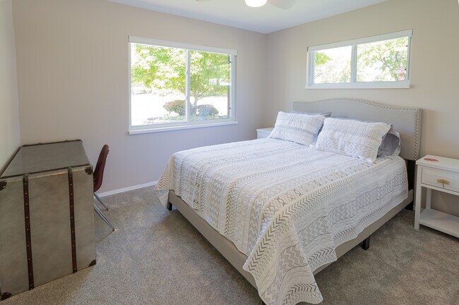 Bedroom 2 with queen - 4150 Ackerman Blvd