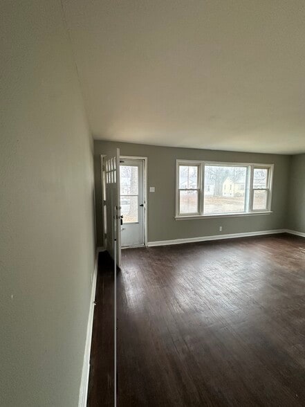 Building Photo - 2018 Raven Dr