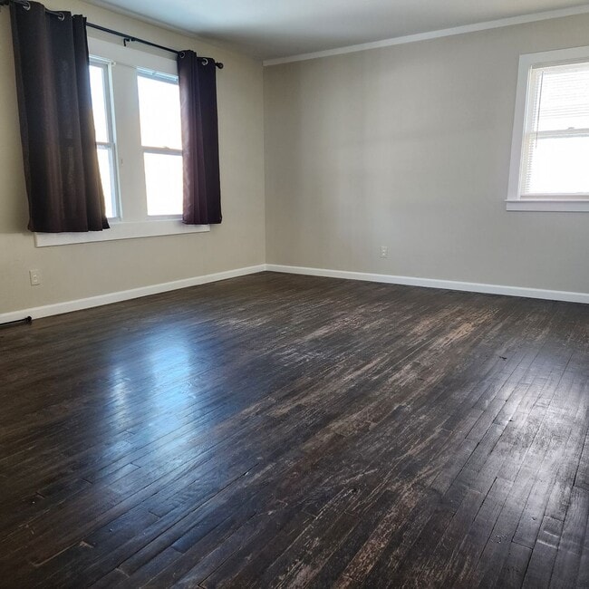 Building Photo - Cute 2 bed Warren with 1.5 car garage