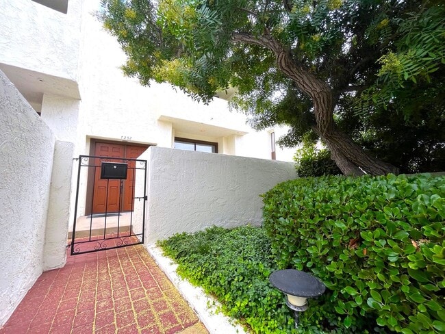 Building Photo - Great townhome in Del Cerro!