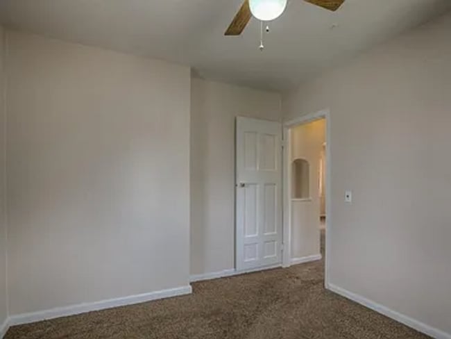 Building Photo - 6843 Leavenworth St