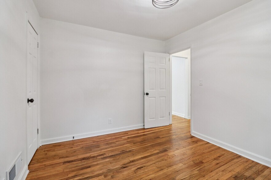 Building Photo - 3159 Bobolink Dr