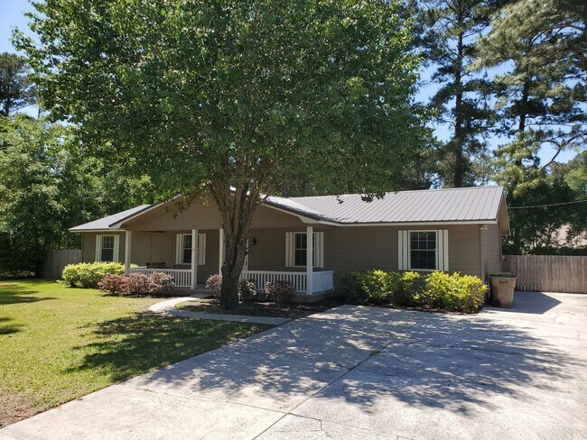Building Photo - NEWLY RENOVATED- MOVE IN SPECIAL 300.00 OF...