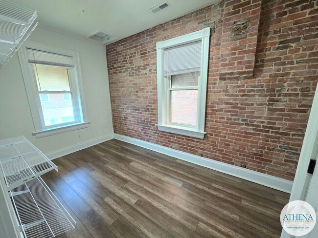 Building Photo - 1 Bedroom / 1 Bath Apartment Located on Broadway Street