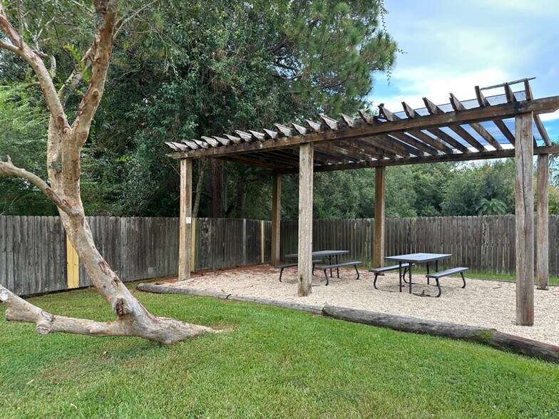 Building Photo - 1001 Southlake Cir