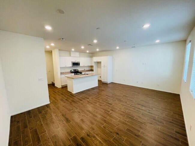 Building Photo - 30316 Town Square Dr