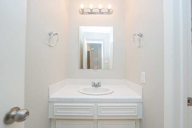 Building Photo - 8124 Beech Cove Ln