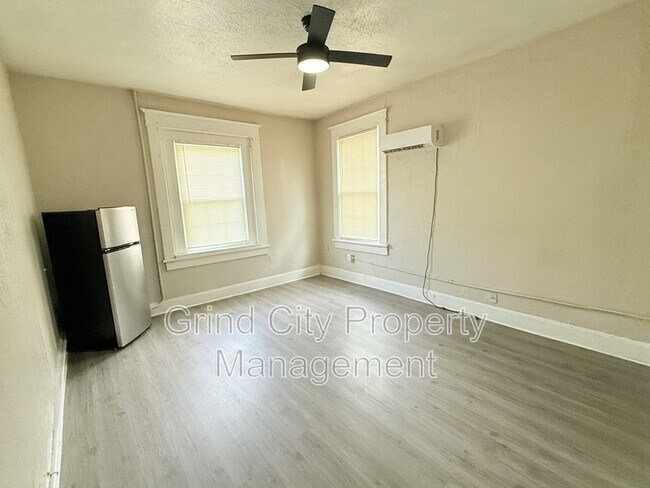 Building Photo - 997 S Willett St