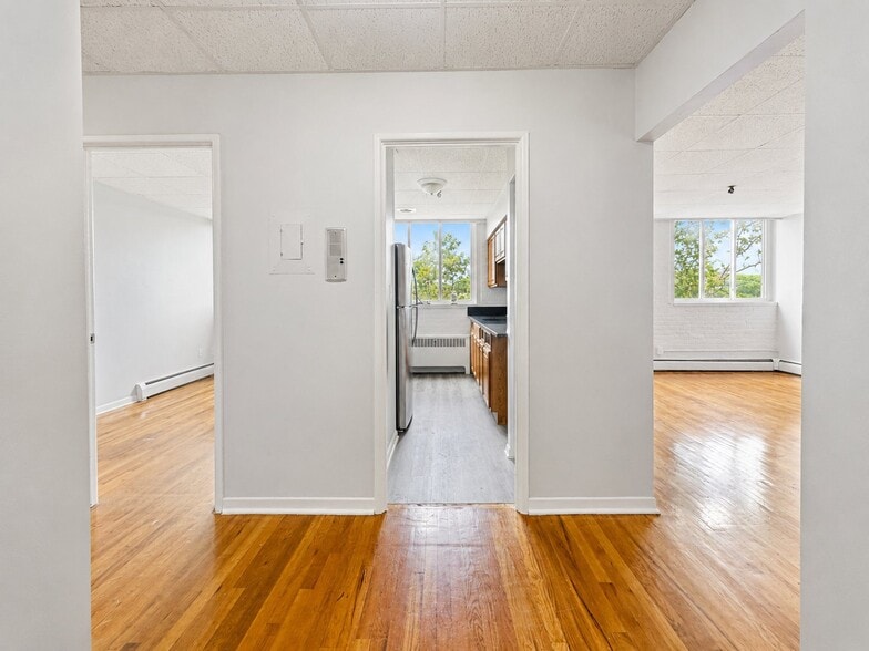 Building Photo - 71 Catlin St