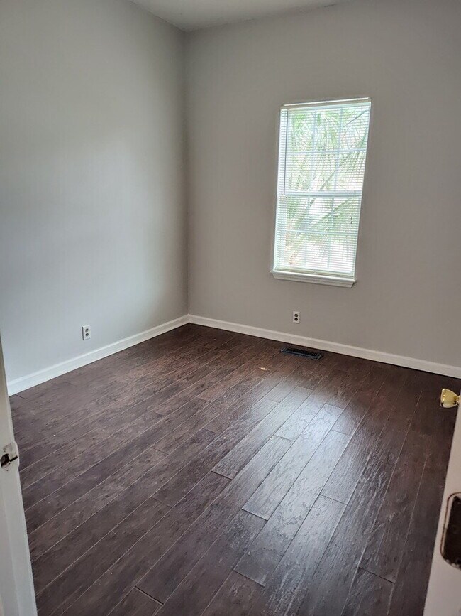 Building Photo - "Charming 3-Bedroom Retreat with Hardwood ...