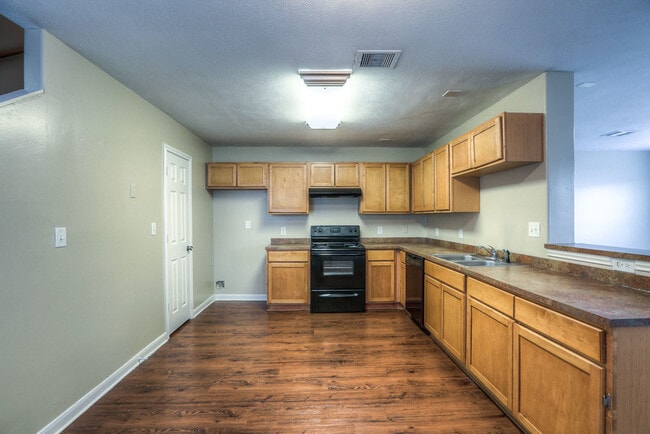 Building Photo - Beautiful Pine Landing Townhomes