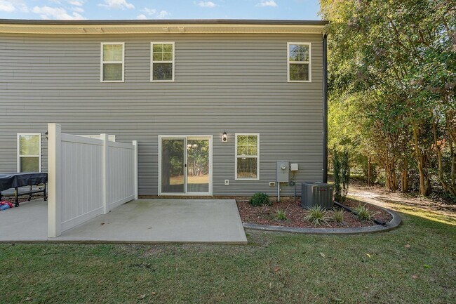 Building Photo - 407 E 3rd St