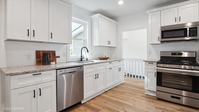 Building Photo - 407 W 1st Ave