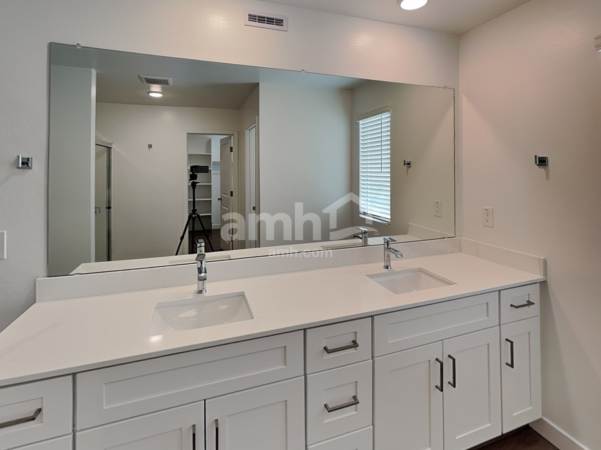 Building Photo - 9818 W Parkway Dr