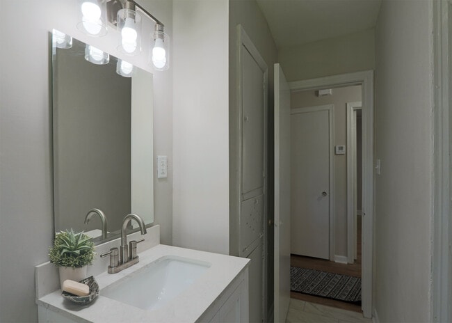 Building Photo - 599 Estridge Dr