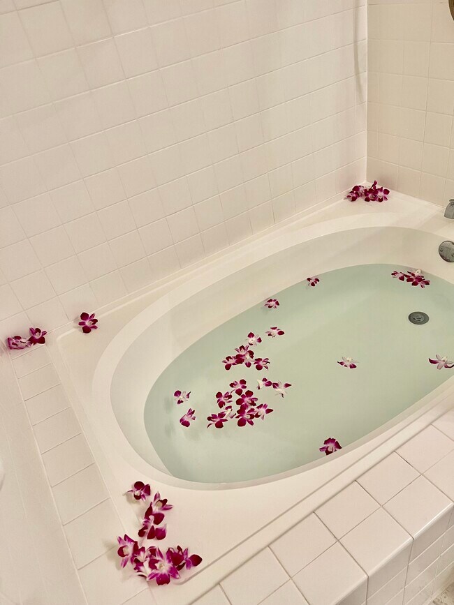 Building Photo - 1102-1102 Olani St