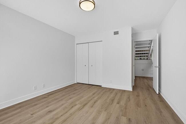 Building Photo - 259 Old Meadow Way