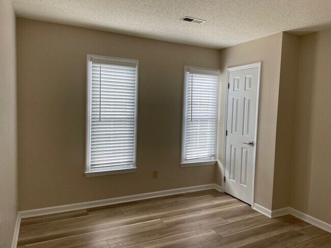 Building Photo - 10 Creekstone Ct