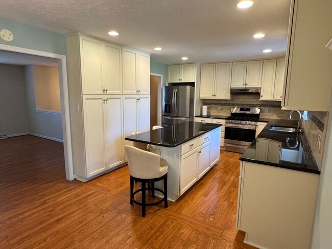 Building Photo - Charming 5 Bedroom Home off Lakeside Drive