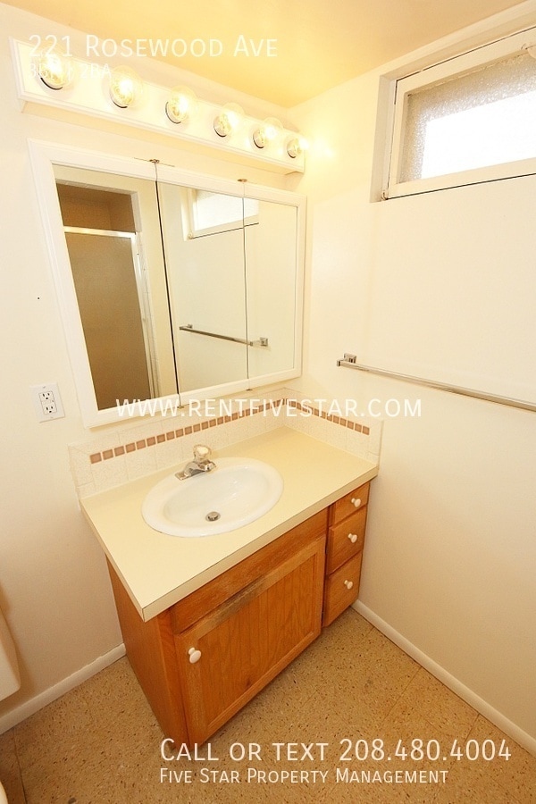 Building Photo - 221 Rosewood Ave