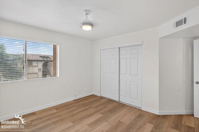 Building Photo - Stylish 2Bdm 1Ba Apartment with Fireplace in Phoenix - MI Special!
