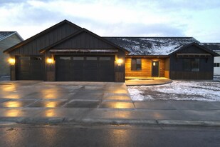 Building Photo - 423 Poppy St