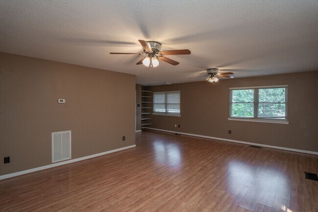 Building Photo - 4 Bedroom Home in North Little Rock with S...