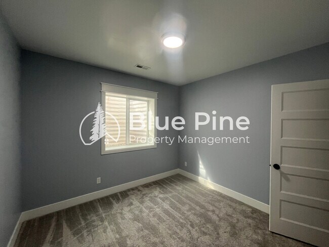 Building Photo - 1885 Mesa Cyn Dr