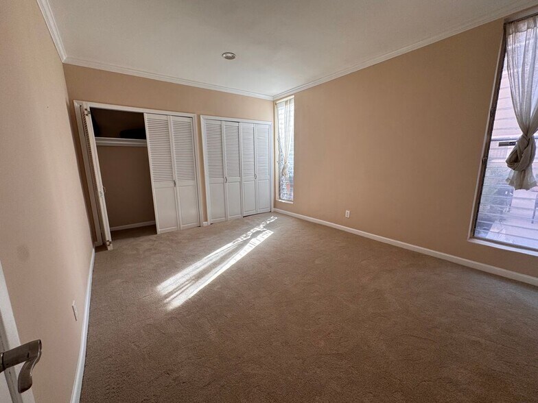 Building Photo - 8550 Holloway Dr