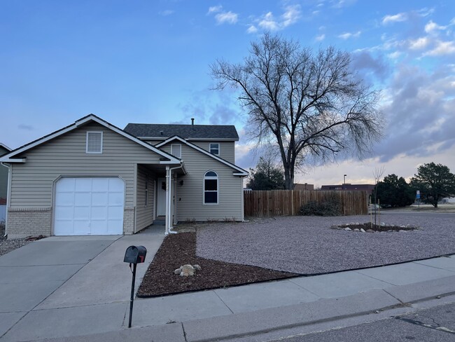 Front Yard. Showing one car garage. - 3375 Simmelink Loop