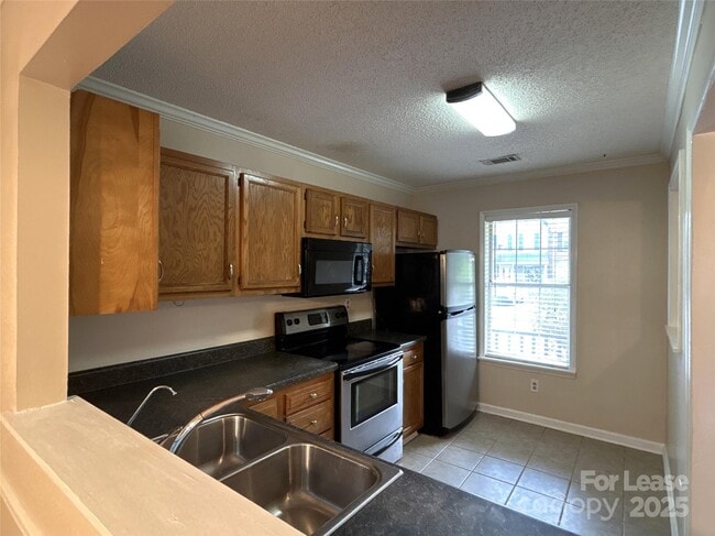 Building Photo - 8258 Golf Ridge Dr
