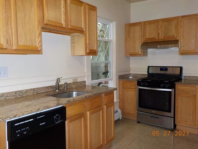 Building Photo - Available 6/1/25 Charming Two Story Single...