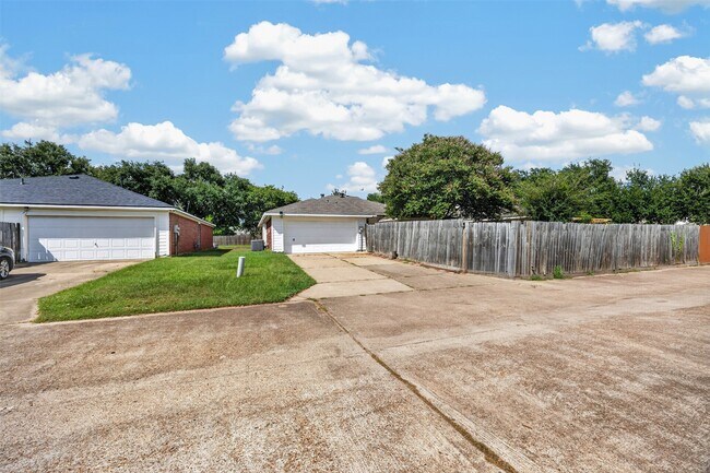 Building Photo - 15307 Flemington Ave