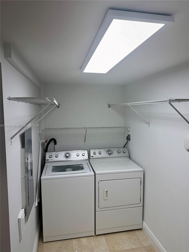 Building Photo - 814 Capri St