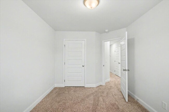 Building Photo - Like New 3 Bed, 2.5 Bath End Unit Townhome in Richmond Hill