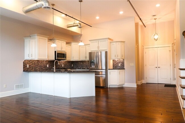 Building Photo - 64 E Market St