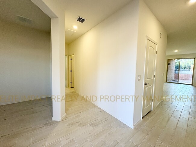 Building Photo - 9365 N Peridot Vis Ave