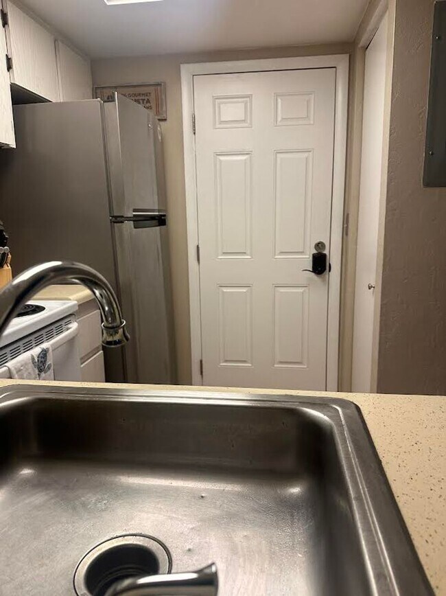 Building Photo - 2 Bedroom Condo with One Car Garage