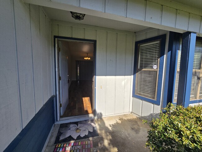 Building Photo - 425 Sunnyside Dr