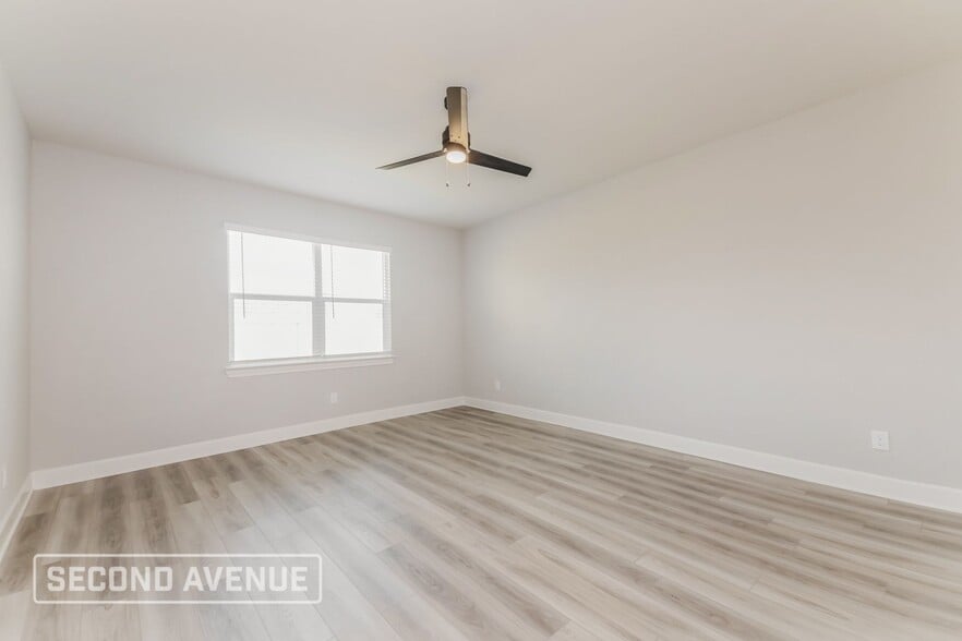 Building Photo - 2121 Meadow Dr