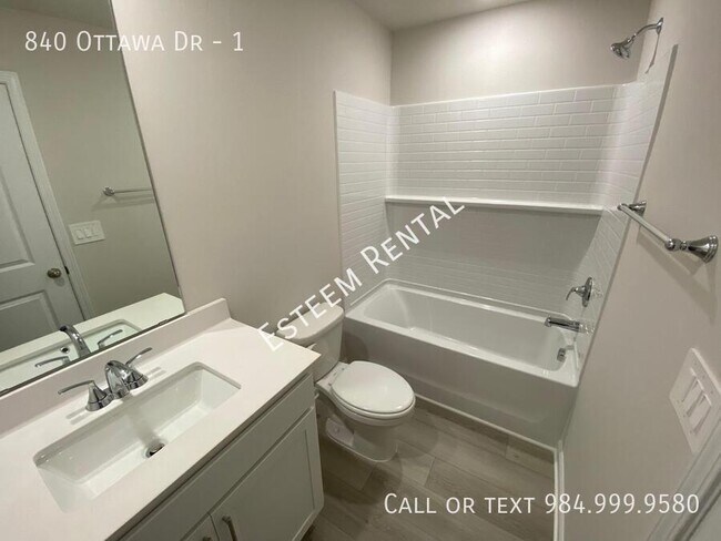 Building Photo - 840 Ottawa Dr