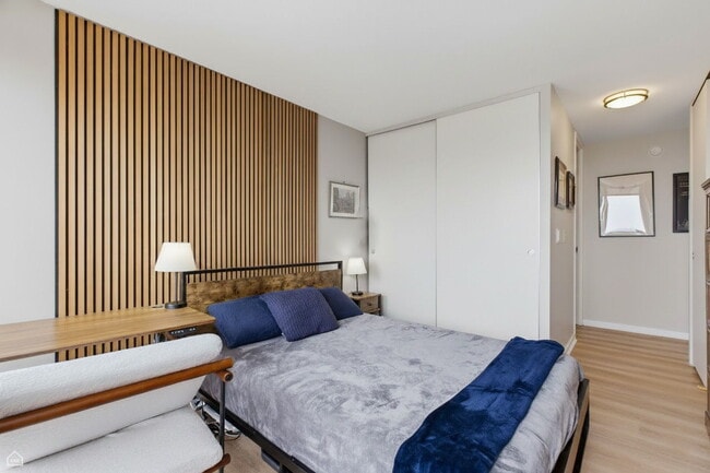 Building Photo - 1660 N La Salle Dr