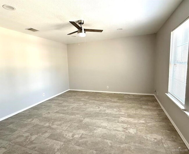 Building Photo - 9 Swallow Ave